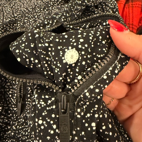 Lululemon Countour Night view white Black Patterned Jacket $118 MSRP - Picture 4 of 6